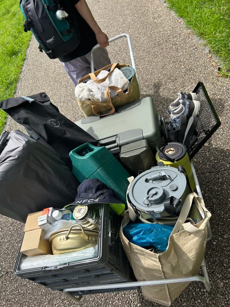 キャンプ道具の積み込み画像