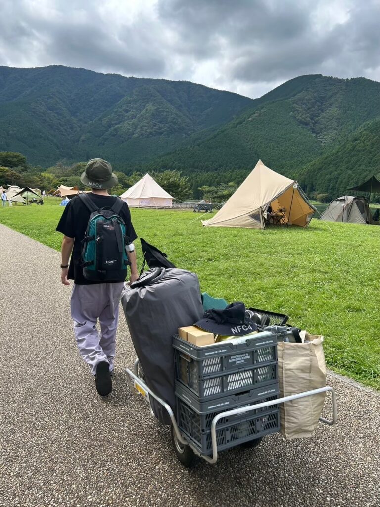 キャンプ道具を運んでいる写真