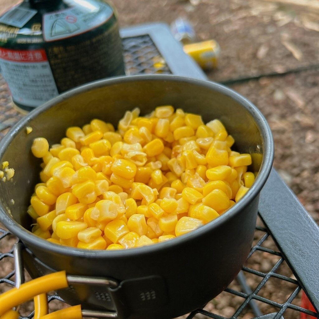 熱したクッカーを置いている画像