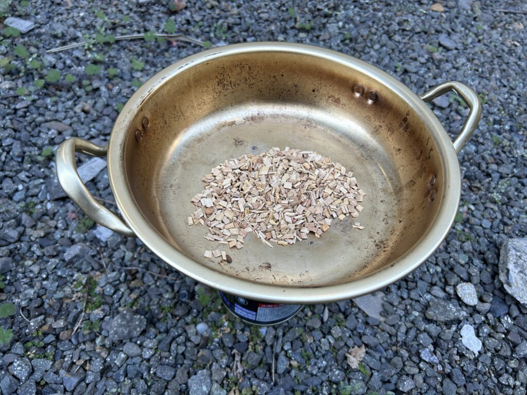 燻製チップを敷いている画像